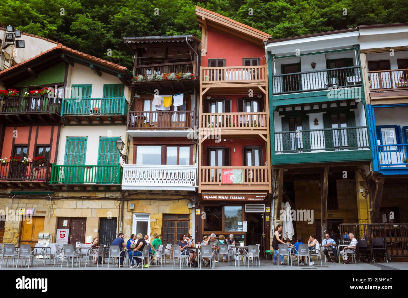 Pasajes, Gipuzkoa, Pays basque, Espagne - 17 juillet 2019 : maisons de pêcheurs colorées sur la place Santiago de Pasajes de San Juan. Personnes accessoires Banque D'Images
