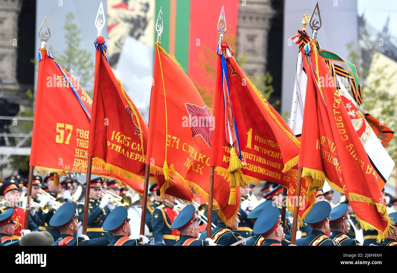 Le président russe Vladimir Poutine a assisté à un défilé militaire marquant le 77th anniversaire de la victoire en 1941-1945, ce que la Russie appelle la « Grande guerre patriotique ». Les troupes et les armes ont été examinées sur la place Rouge, juste à l'extérieur du mur du Kremlin. Banque D'Images