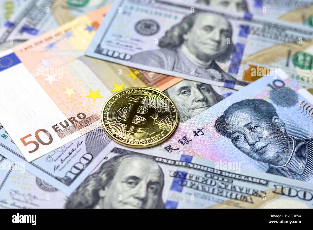 Bitcoin sur les billets en dollars américains, en yuan chinois et en euros. Concept de monnaie électronique décentralisée, monnaie crypto, commerce mondial et économie Banque D'Images
