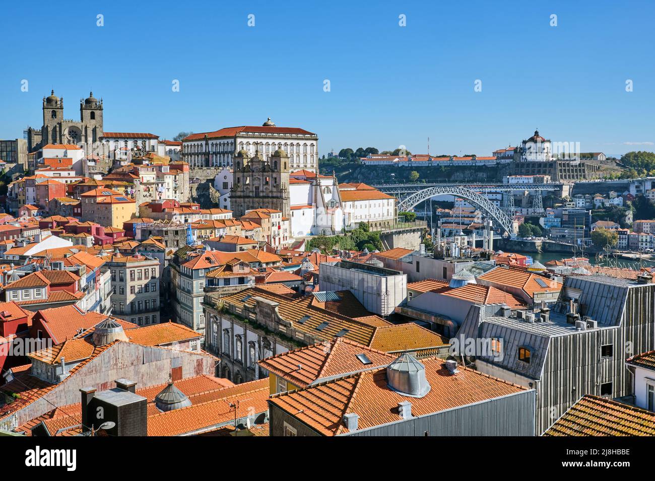 La vieille ville de Porto avec le célèbre pont de fer à l'arrière Banque D'Images