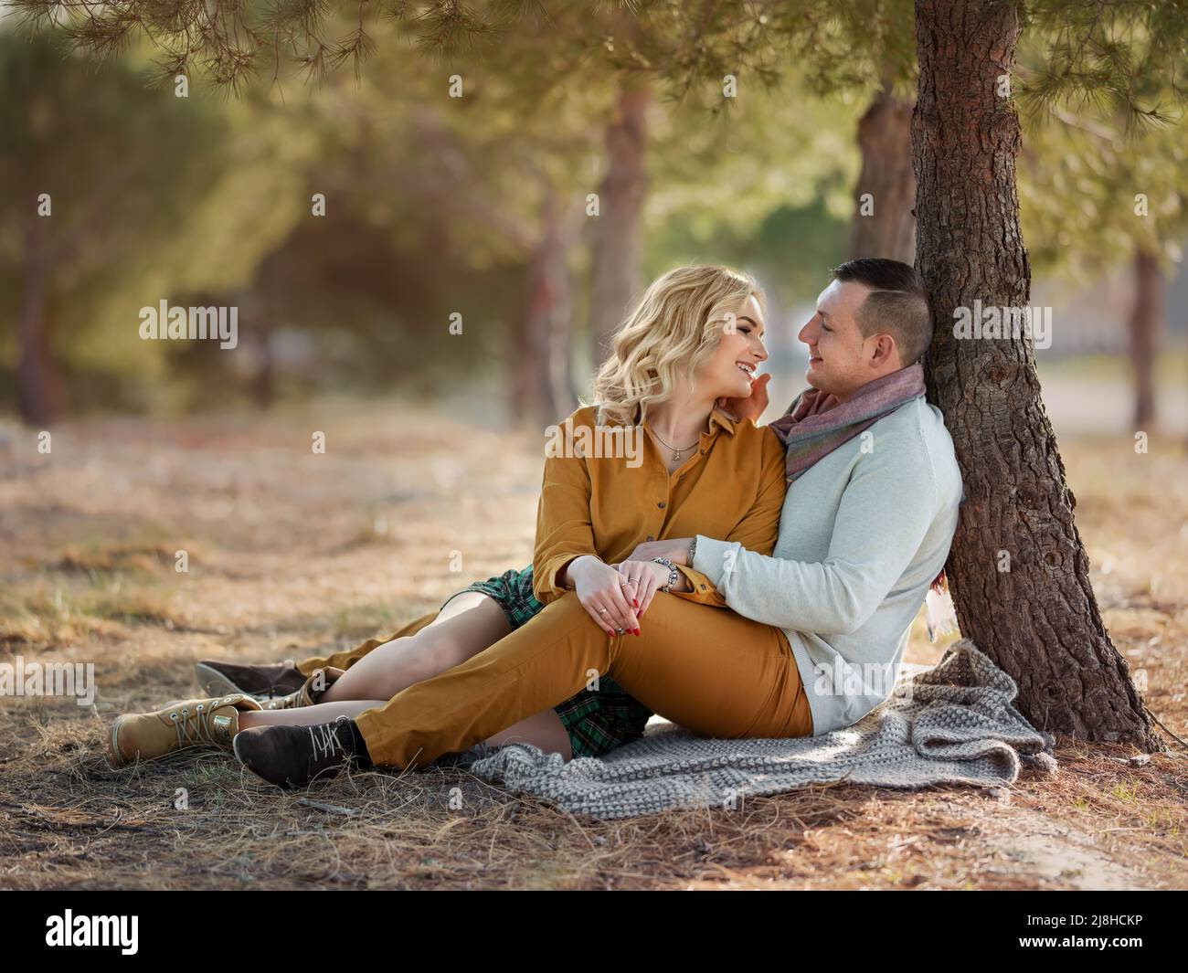 Homme et femme touristes dans les montagnes au coucher du soleil. Couple heureux amoureux Banque D'Images