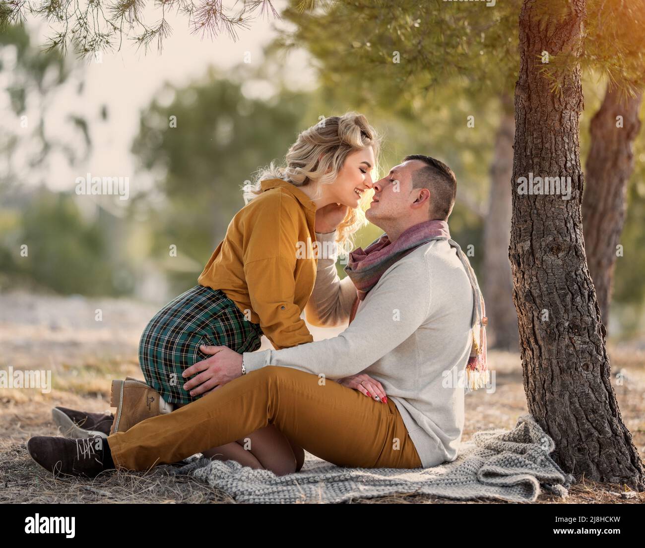 Homme et femme touristes dans les montagnes au coucher du soleil. Couple heureux amoureux Banque D'Images