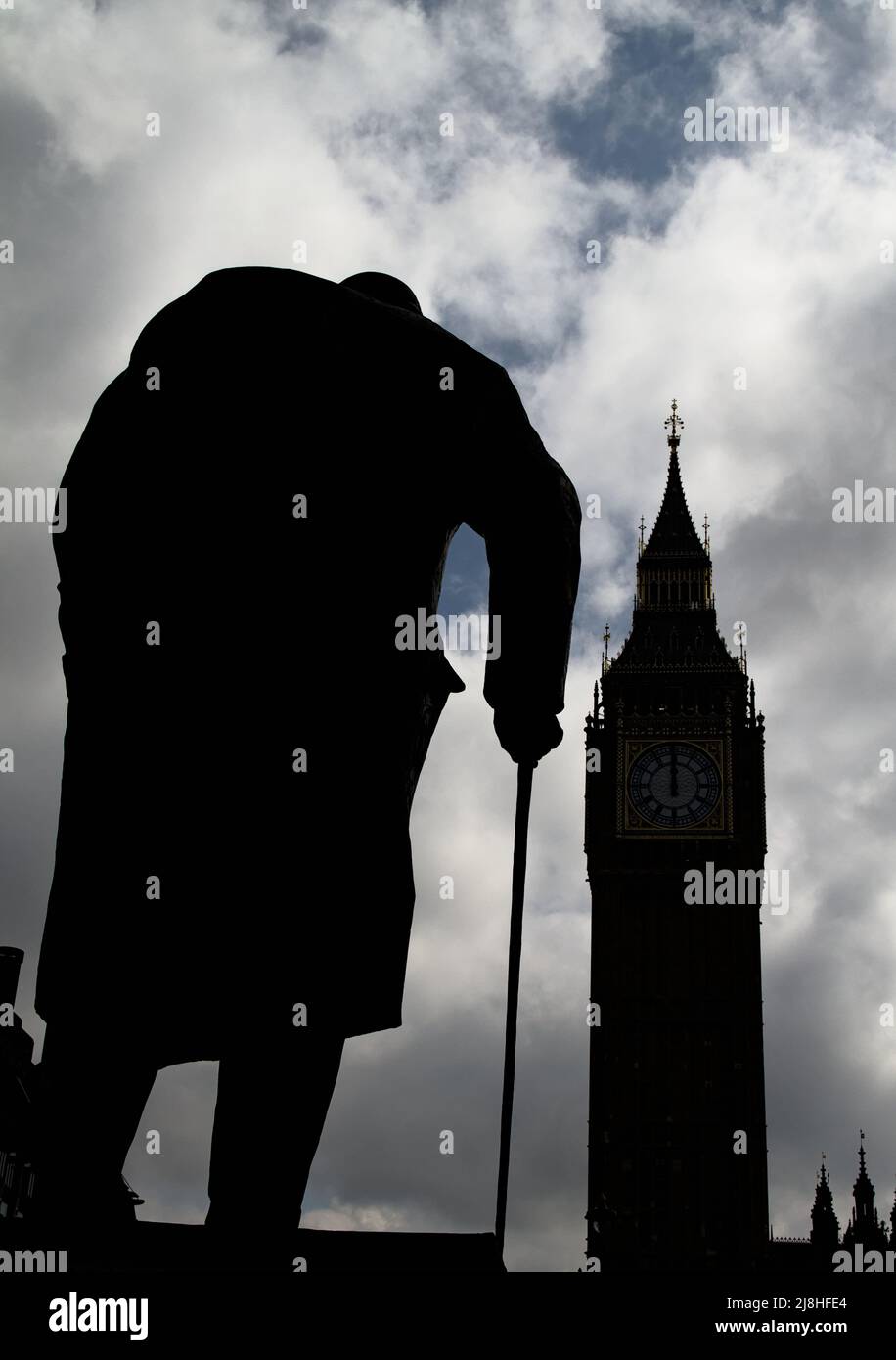 Silhouette de l'arrière de la sculpture en bronze Statue de Sir Winston Churchill avec bâton de marche regardant vers la tour de la reine Elizabeth et Big be Banque D'Images