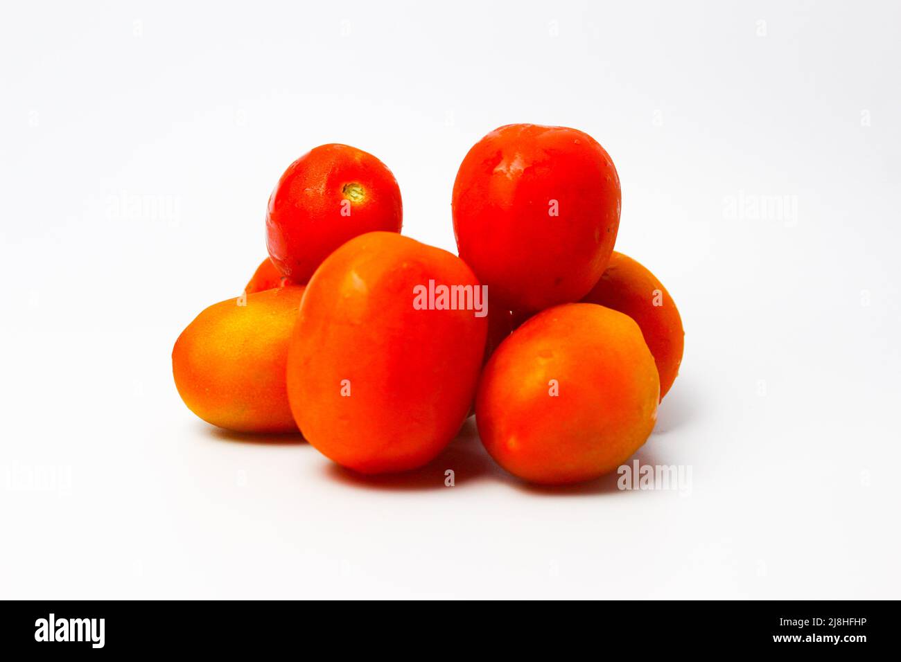 Tomates rouges sur fond blanc Banque D'Images