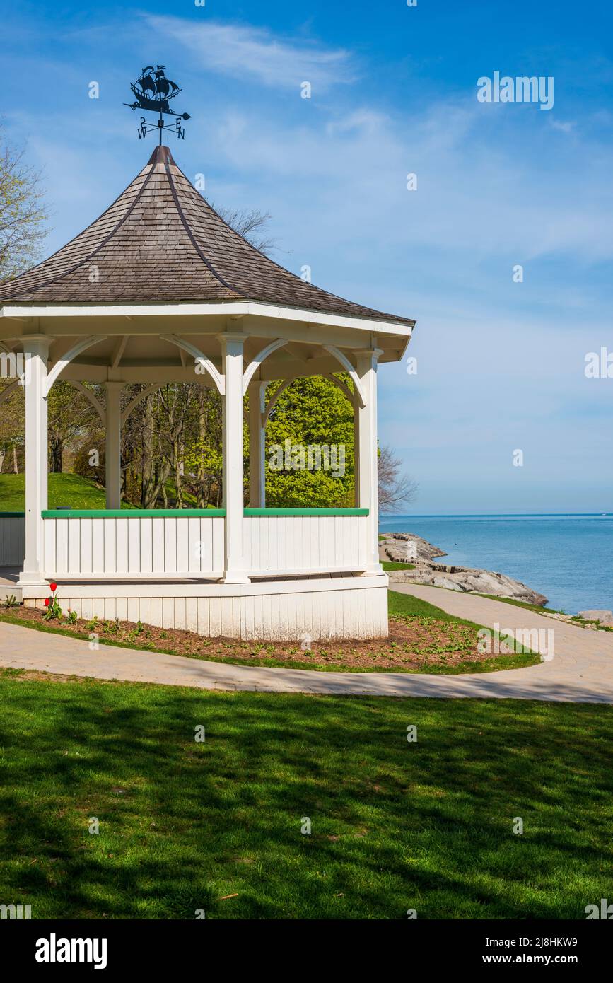 Pavillon du parc royal de la Reine surplombant le Vieux fort Niagara, de l'autre côté de la rivière Niagara, Niagara-on-the-Lake Ontario Canada Banque D'Images