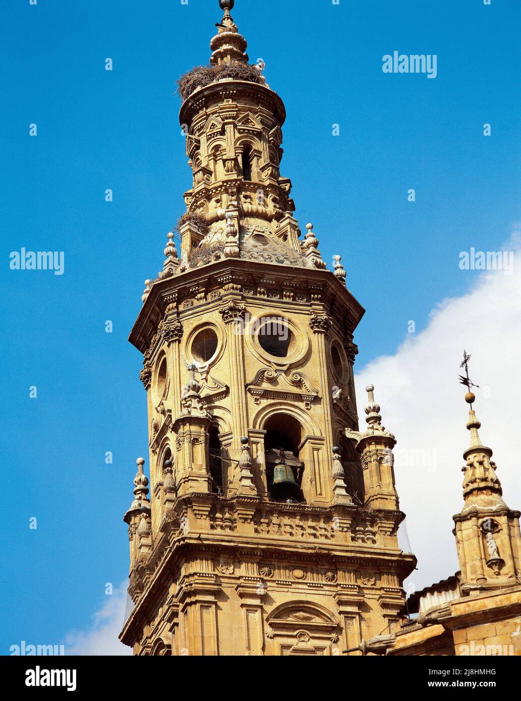 Espagne, la Rioja, Logroño. Santa Maria de la Redonda Procathédrale. Détail supérieur d'une des tours jumelles flanquant la façade principale. Style baroque, 18th siècle. Banque D'Images