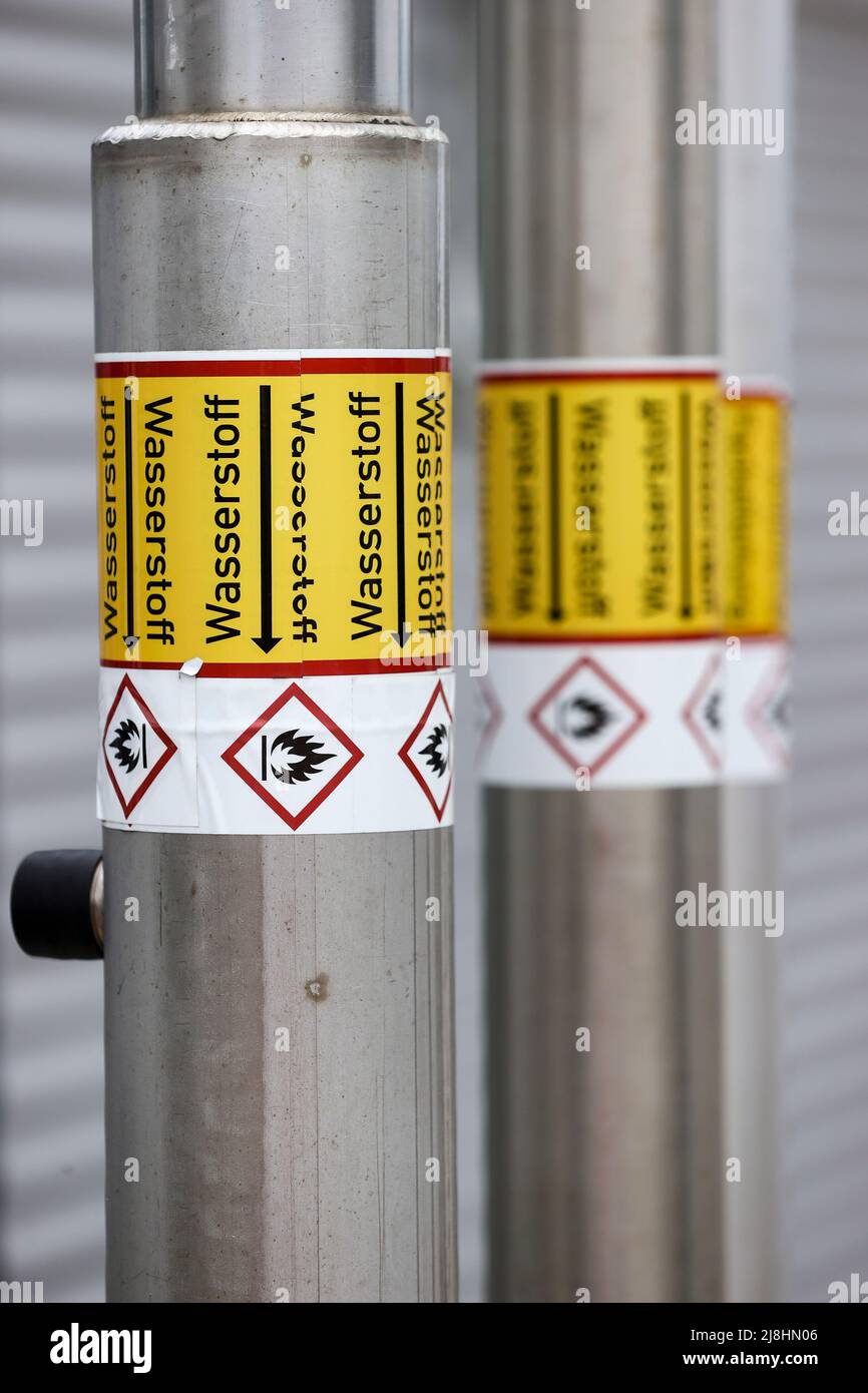 Leuna, Allemagne. 16th mai 2022. Les conduites d'hydrogène liquide sont spécialement marquées chez Linde AG dans le parc chimique Leuna. Le même jour, le ministre fédéral de l'économie, Habeck, s'est rendu en Saxe-Anhalt. Après des entretiens avec des représentants du gouvernement de l'État à Magdebourg, il a visité le site chimique de Leuna. Sur le site chimique de 1300 hectares, le pétrole et le gaz ont jusqu'à présent été la base d'énergie et de matières premières, selon l'exploitant InfraLeuna. Les entreprises emploient 12 000 personnes. Credit: Jan Woitas/dpa/Alay Live News Banque D'Images