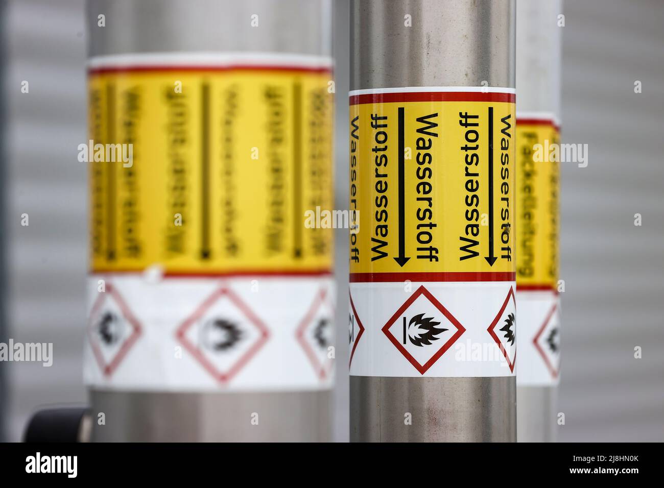 Leuna, Allemagne. 16th mai 2022. Les conduites d'hydrogène liquide sont spécialement marquées chez Linde AG dans le parc chimique Leuna. Le même jour, le ministre fédéral de l'économie, Habeck, s'est rendu en Saxe-Anhalt. Après des entretiens avec des représentants du gouvernement de l'État à Magdebourg, il a visité le site chimique de Leuna. Sur le site chimique de 1300 hectares, le pétrole et le gaz ont jusqu'à présent été la base d'énergie et de matières premières, selon l'exploitant InfraLeuna. Les entreprises emploient 12 000 personnes. Credit: Jan Woitas/dpa/Alay Live News Banque D'Images