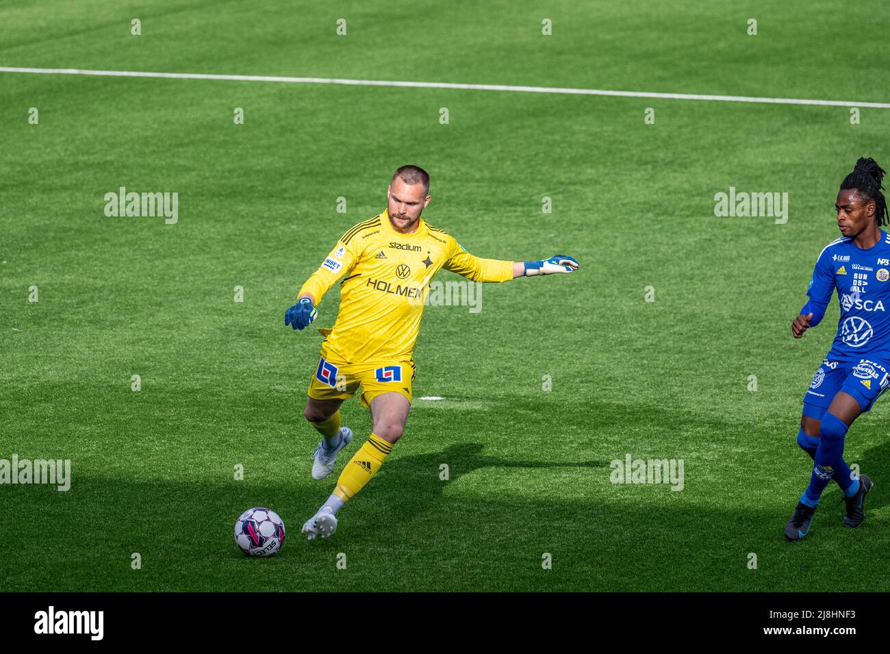 Oscar Jansson, gardien de but de l'IFK, remet le ballon dans un match de football entre IFK Norrköping et GIF Sundsvall dans la première division suédoise Allsvenskan Banque D'Images