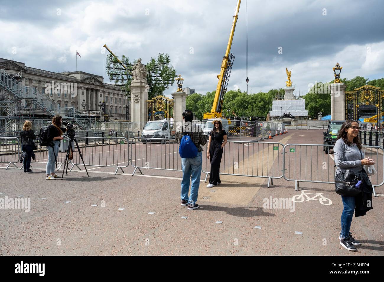 Londres, Royaume-Uni. 16 mai 2022. Les ouvriers construisent une sculpture de 21 mètres intitulée « arbre des arbres », représentant 350 arbres indigènes britanniques, devant le palais de Buckingham, qui sera la pièce maîtresse des célébrations du week-end du Jubilé de platine de la Reine en juin. Conçus par Heatherwick Studio, les 350 arbres sont placés dans des pots en aluminium estampés du cypher de sa Majesté. Après la fin de semaine du Jubilé, les arbres seront offerts aux groupes communautaires sélectionnés pour célébrer leur travail et inspirer la prochaine génération de planteurs d'arbres à travers le pays dans le cadre du pavillon vert de la Reine (QGC). Credit: Stephen Chung / Alamy Live News Banque D'Images