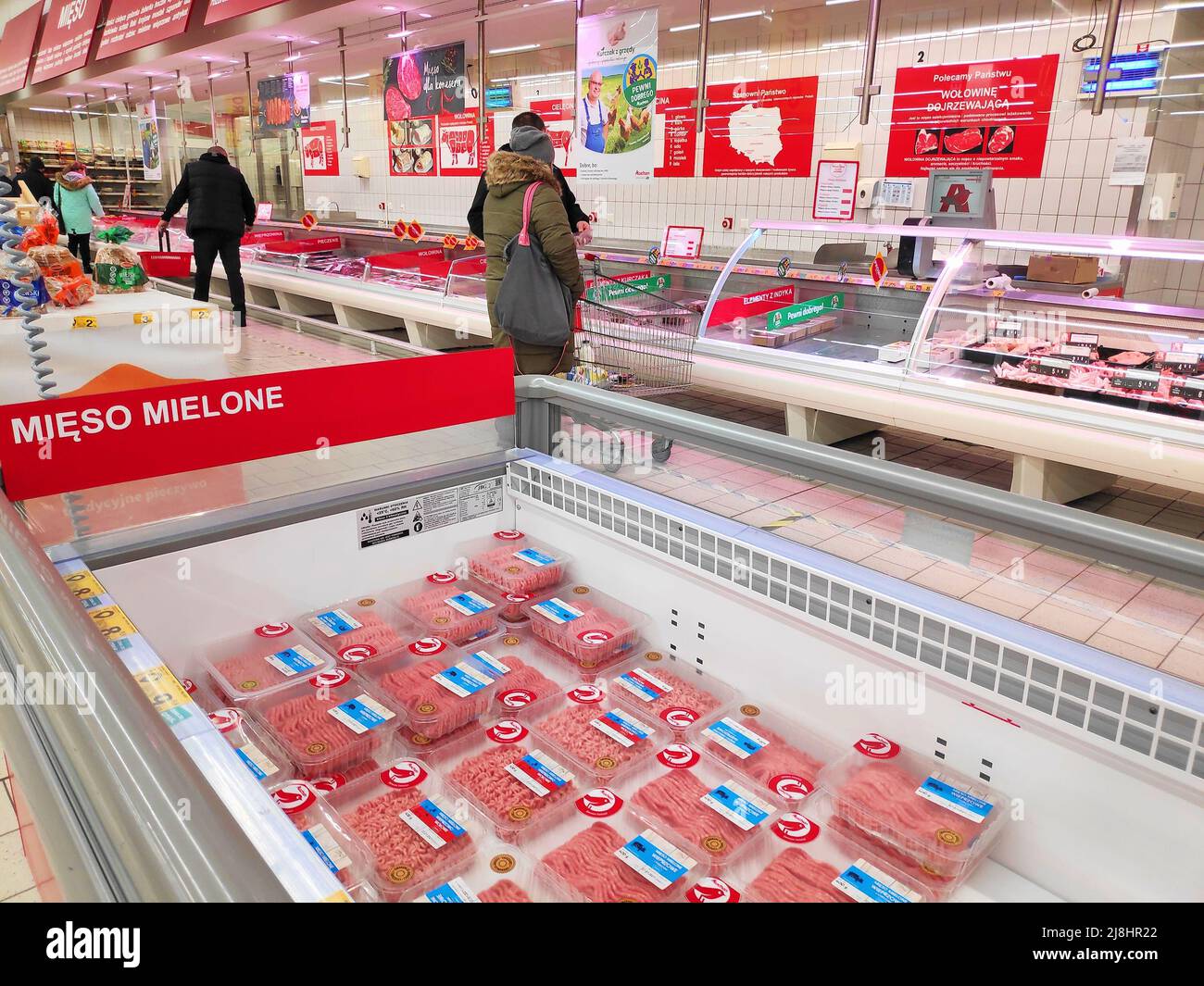 KATOWICE, POLOGNE - 31 DÉCEMBRE 2020 : visite d'une section de viande réfrigérée au supermarché Auchan à Katowice, Pologne. Banque D'Images