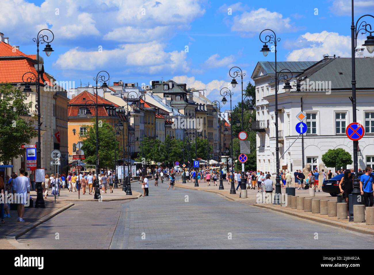 VARSOVIE, POLOGNE - 19 JUIN 2016 : visite de la rue Krakowskie Przedmiescie dans la vieille ville de Varsovie, Pologne. Varsovie est la capitale de la Pologne. 1,7 m Banque D'Images