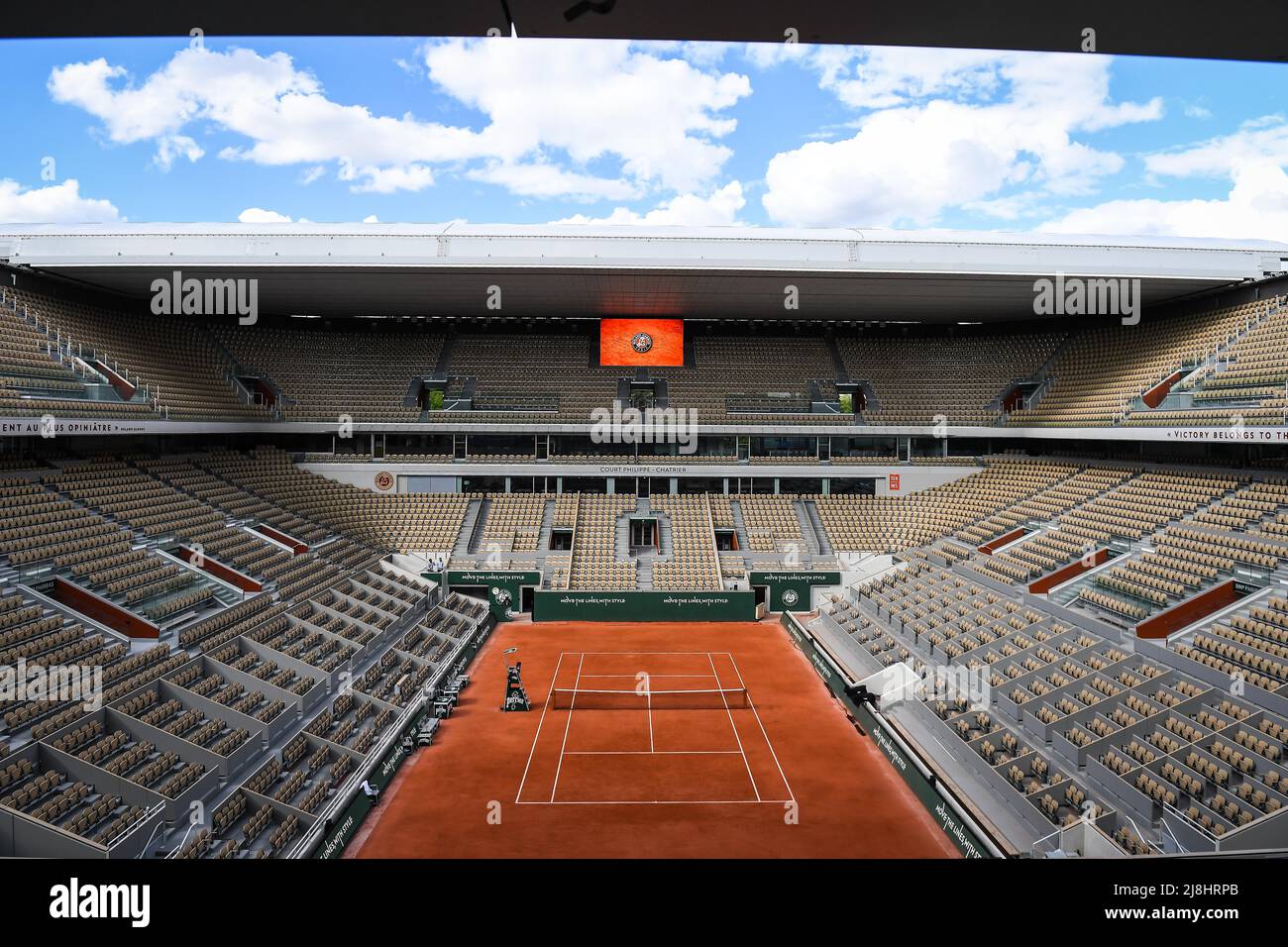 Vue générale du court Philippe Chatrier lors de la première journée de  qualification de Roland-Garros 2022, French Open 2022, Grand Slam tournoi  de tennis le 16 mai 2022 au stade Roland-Garros à