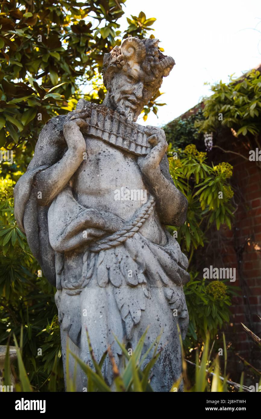 Statue de 'Pan' la divinité grecque de fertilité ou dieu de la nature et compagnon des nymphes à RHS Garden Wisley, Surrey, Angleterre, Royaume-Uni, 2022 jours Banque D'Images