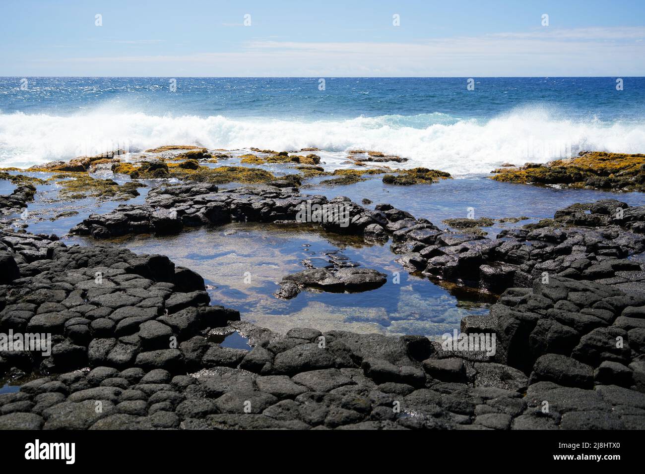 Des bassins de marée sur la roche volcanique en colonnes de South point Park, le point le plus au sud des États-Unis sur la grande île d'Hawaï dans le Banque D'Images