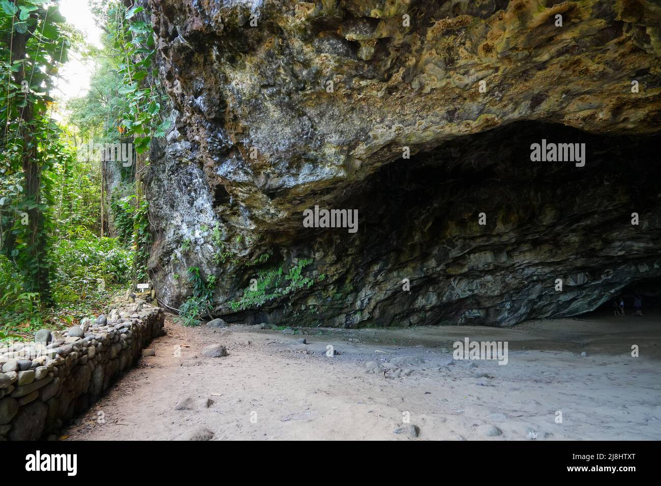 Maniniholo Dry Cave le long de l'autoroute Kuhio à côté de Haena Beach Park sur la rive nord de l'île de Kauai à Hawaï, États-Unis Banque D'Images
