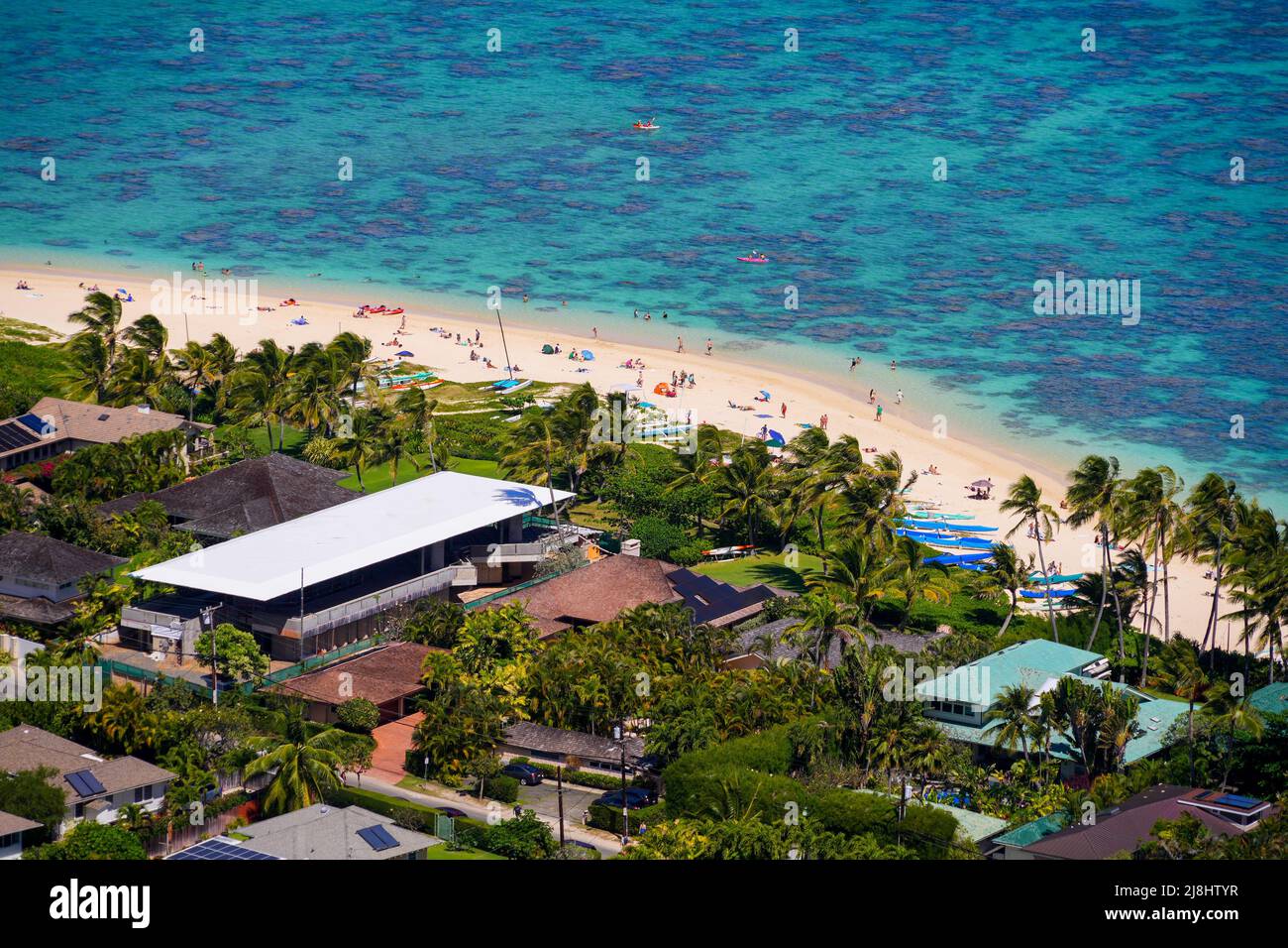 Quartier au bord de l'océan de la plage de Lanikai à Kailua, vu de la randonnée en boîte aux pilles de Lanikai, sur le côté est d'Oahu à Hawaï, États-Unis Banque D'Images