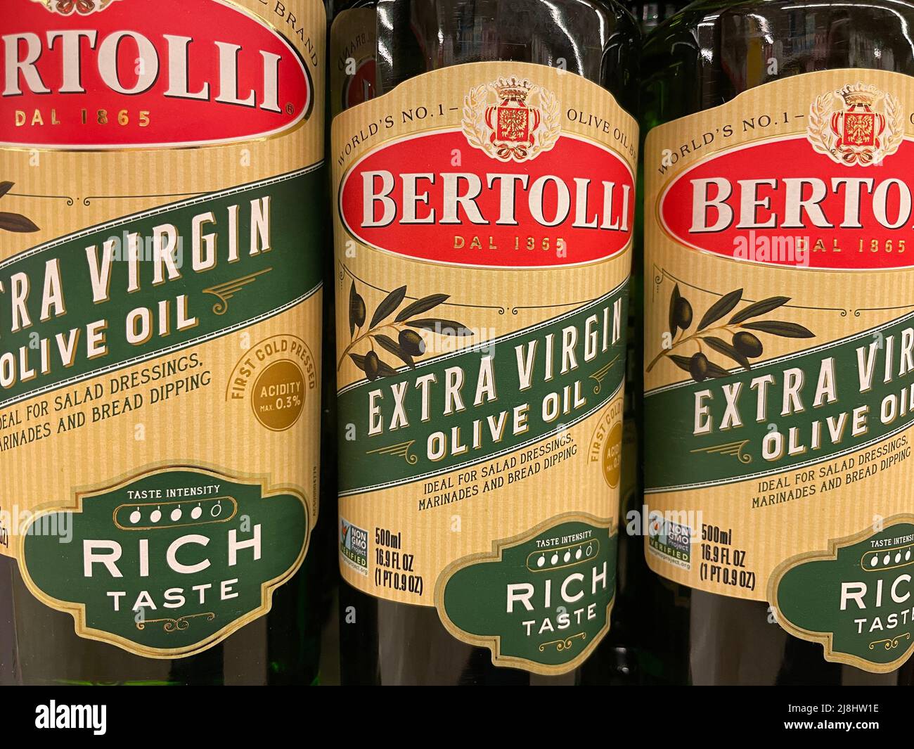 Grovetown, GA USA - 12 15 21: Huile d'olive sur une étagère de vente Bertolli riche goût Banque D'Images