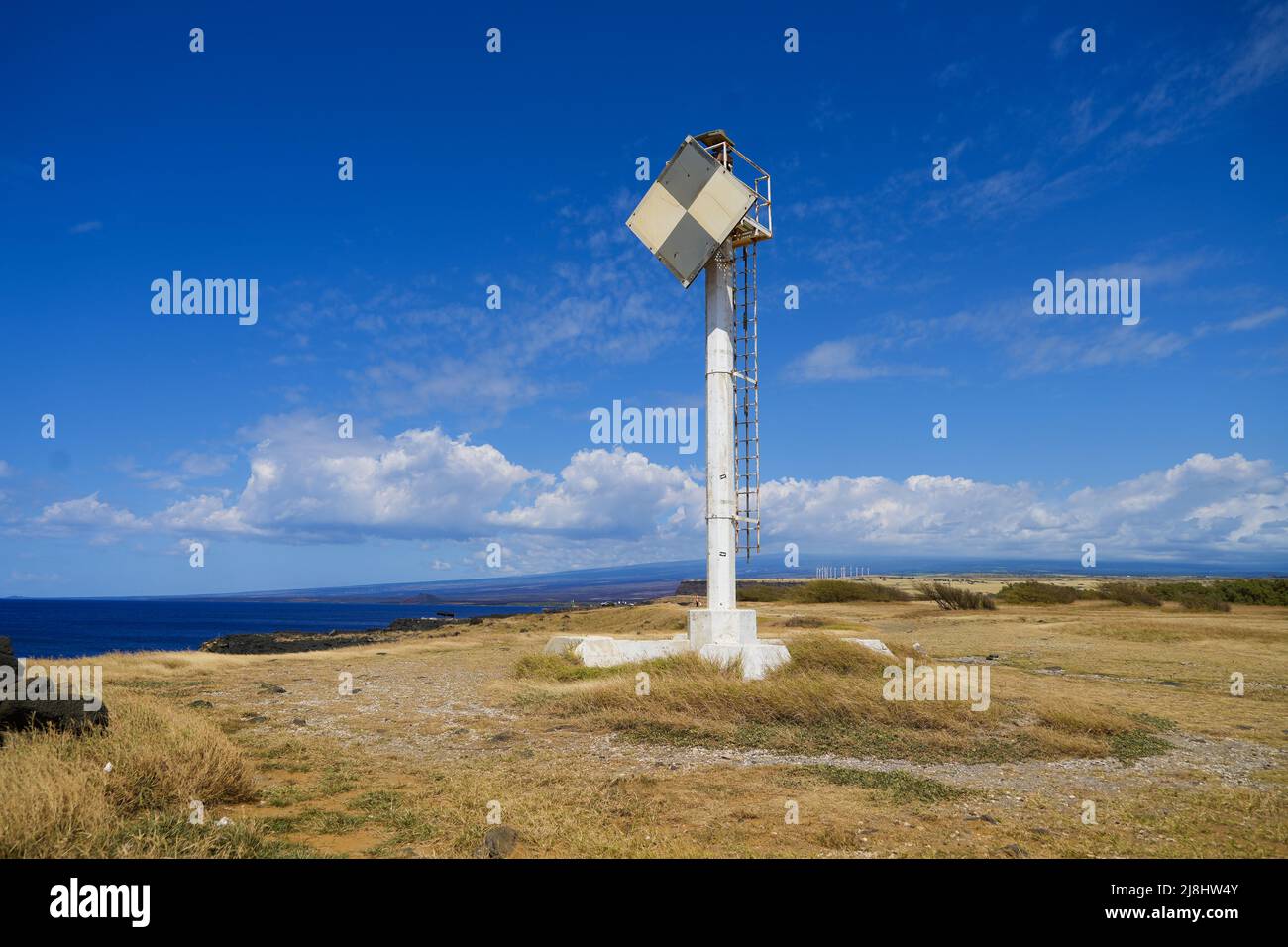 Phare historique de South point sur la grande île d'Hawaï - balise et émetteur radio pour la navigation maritime sur le point le plus méridional de la Banque D'Images