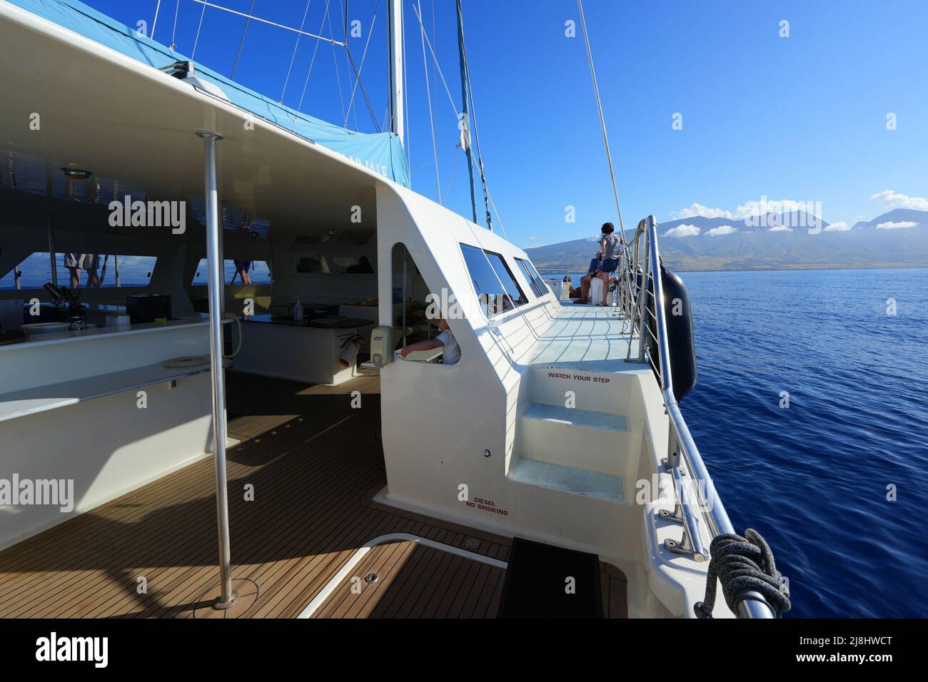 Pont d'un catamaran dans l'océan Pacifique entre Maui et les îles Lanai sur l'archipel hawaïen - croisière tranquille pour observer les baleines en hiver Banque D'Images