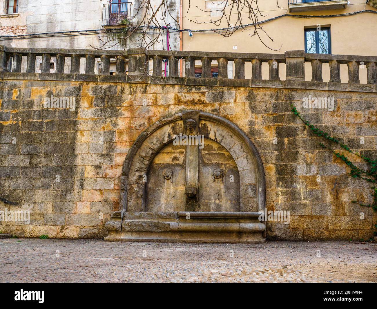 Fontaine sous les escaliers de Pujada de Sant Feliu - Gérone, Espagne Banque D'Images