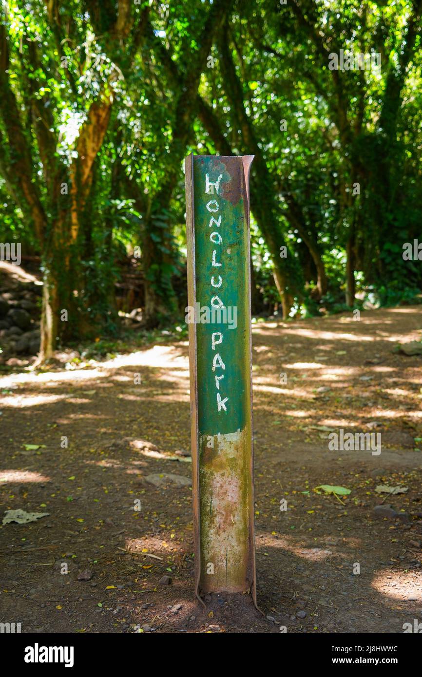 Panneau métallique dans le parc de la route de la route Honoapiilani, à l'ouest de l'île de Maui, à Hawaï, aux États-Unis Banque D'Images