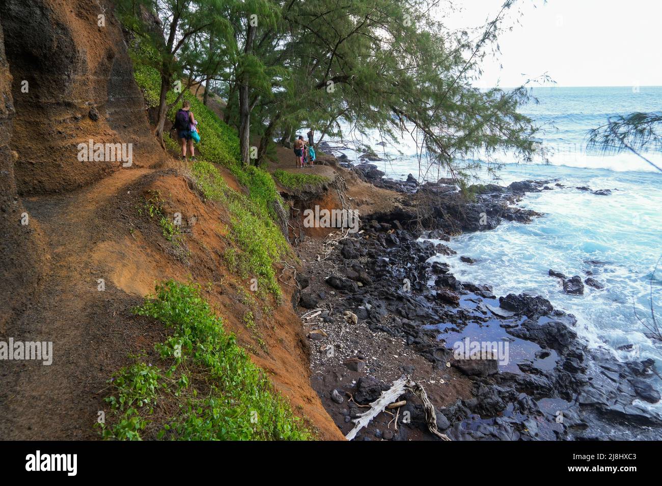 Sentier de terre à la plage de sable rouge de Kaihalulu sur la route de Hana, à l'est de l'île de Maui, à Hawaï, aux États-Unis Banque D'Images