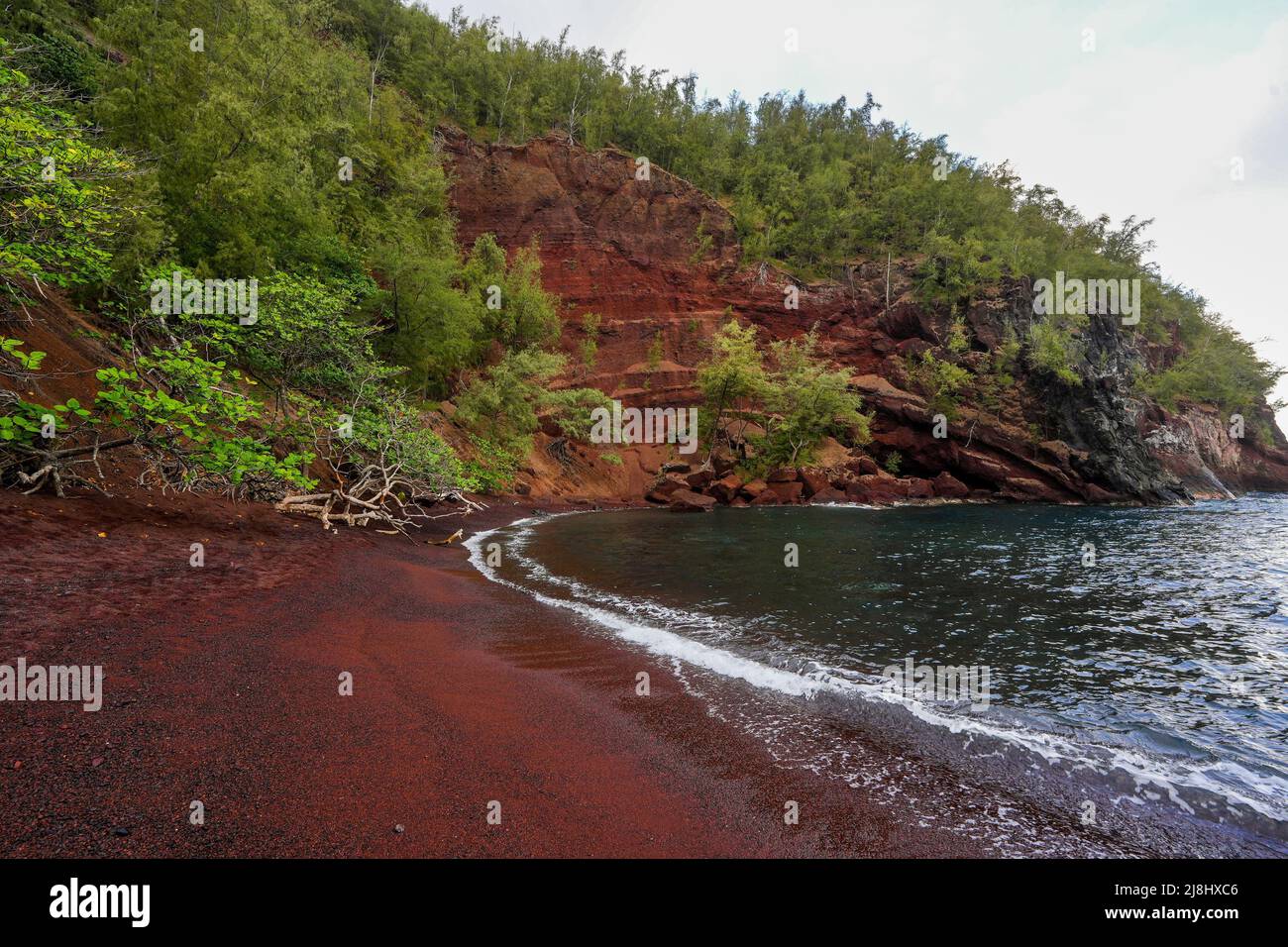 Kaihalulu Red Sand Beach sur la route de Hana, à l'est de l'île de Maui, à Hawaï, aux États-Unis Banque D'Images