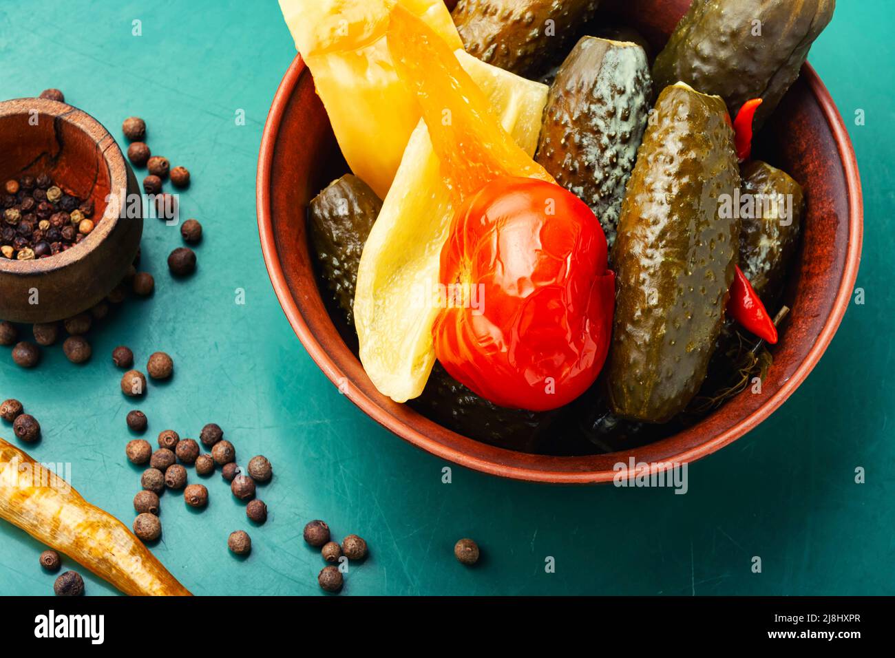 Pickles épicés sur une assiette.Concombres marinés, tomates et poivrons. Banque D'Images