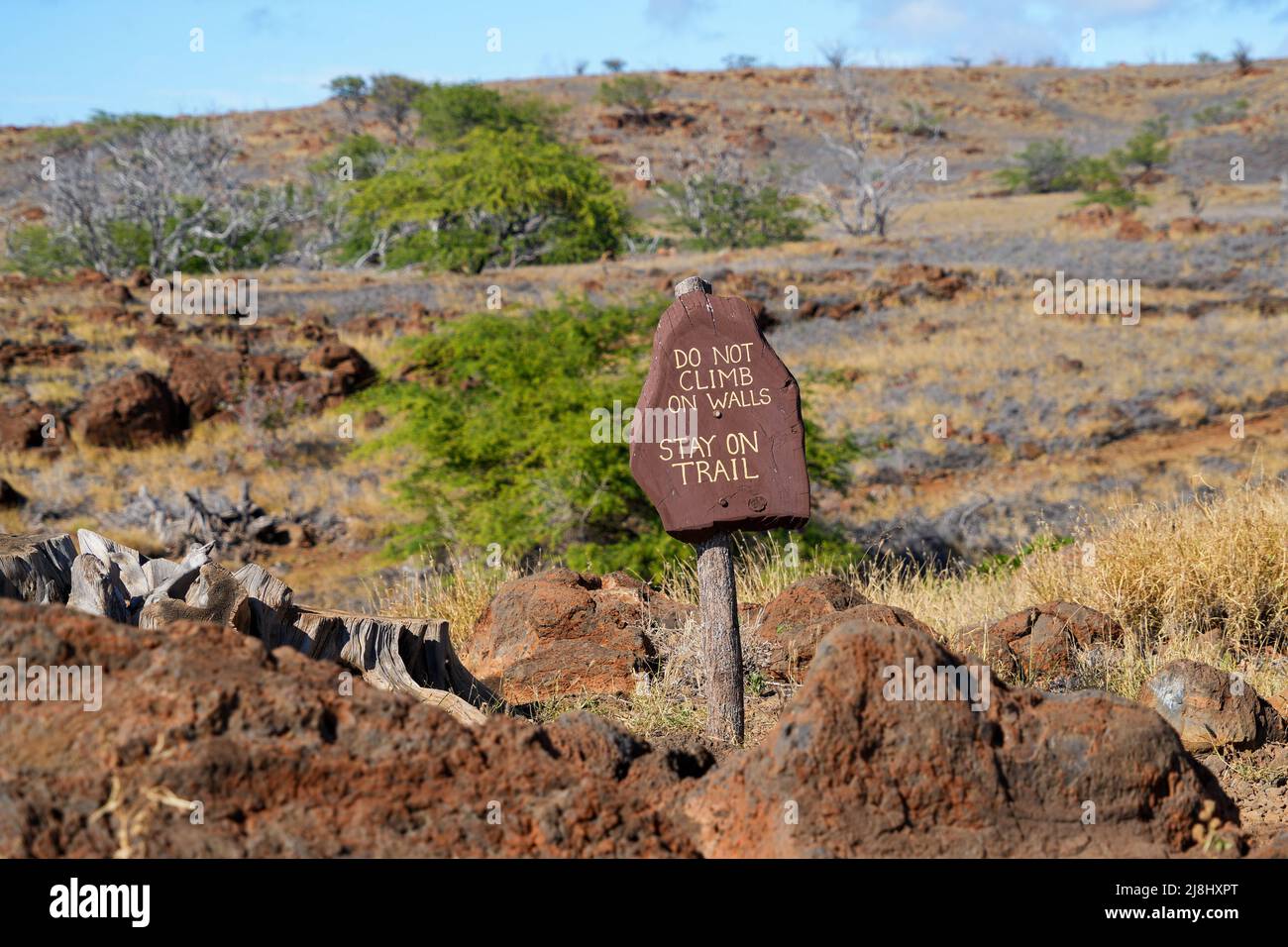 Panneau d'avertissement dans l'ancien village de pêcheurs en ruines du parc historique d'État de Lapakahi sur l'île de Hawai'i (Grande île) dans l'océan Pacifique Banque D'Images