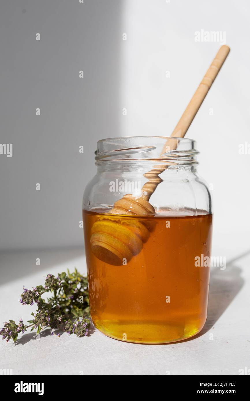 Pot en verre au miel brut Banque D'Images