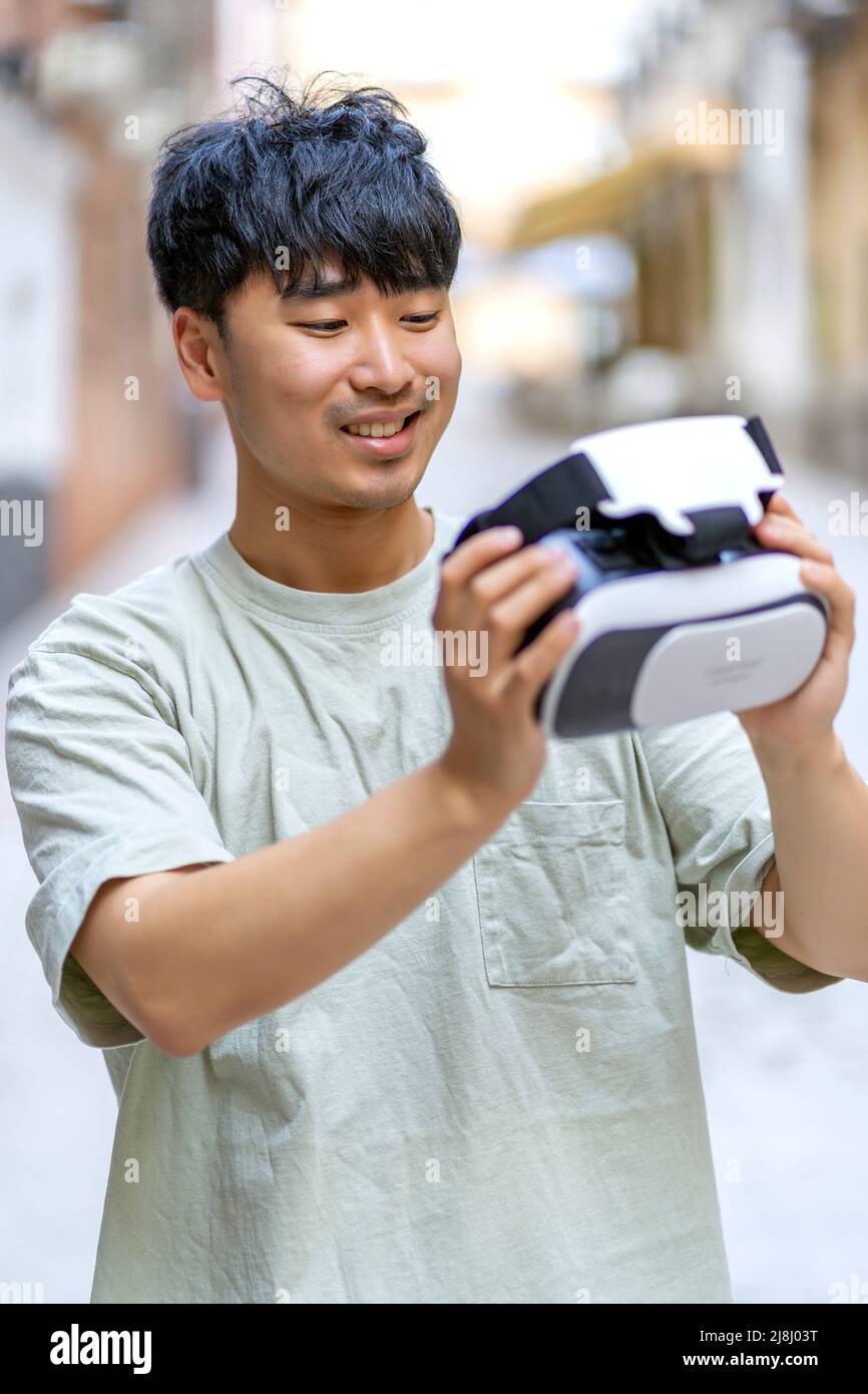 surpris l'asiatique avec ses lunettes de réalité virtuelle Banque D'Images