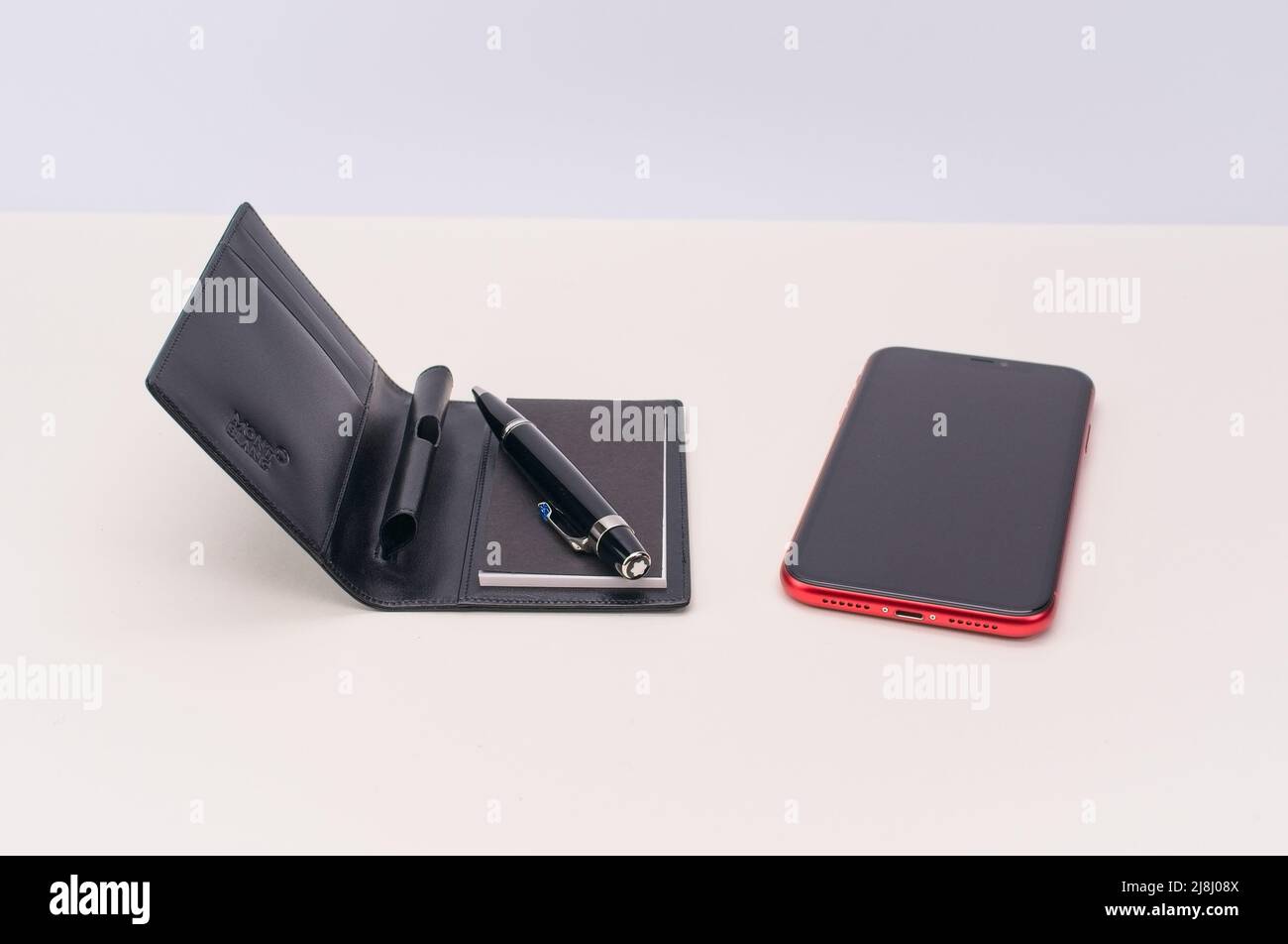 Apple iphone produit Rouge avec stylo de luxe Montblanc et étui en cuir  ordinateur portable sur une table - business et concept de style de vie  Photo Stock - Alamy