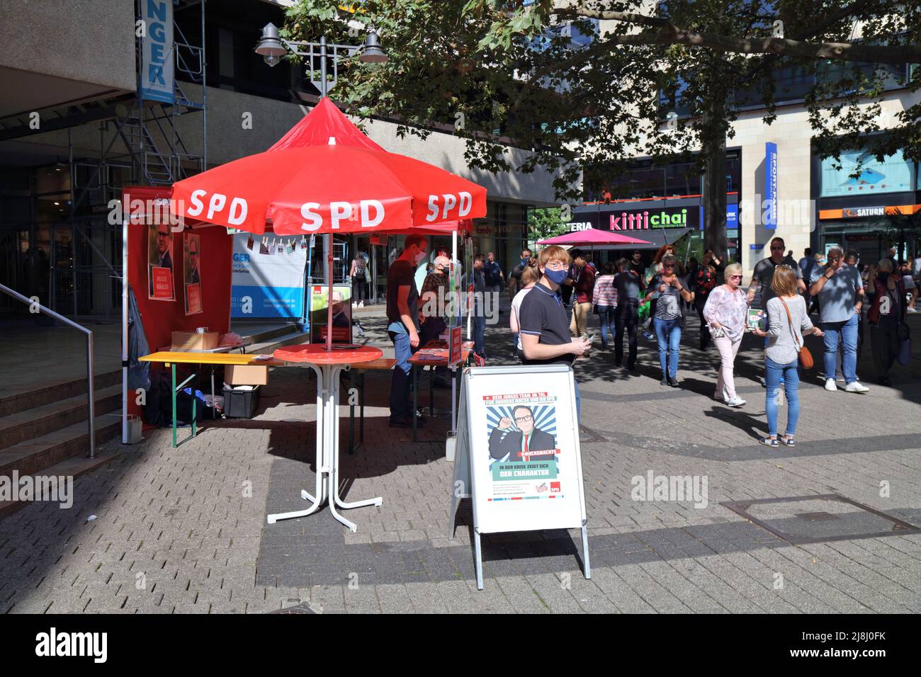 WUPPERTAL, ALLEMAGNE - 19 SEPTEMBRE 2020 : les militants électoraux du parti politique SPD avant le second tour votent pour les élections locales en Rhénanie-du-Nord-Westphalie Banque D'Images