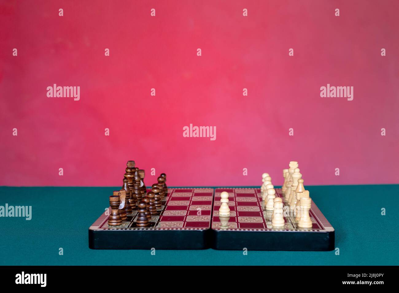 Jeu de société avec pièces en bois. Jeu de stratégie Banque D'Images