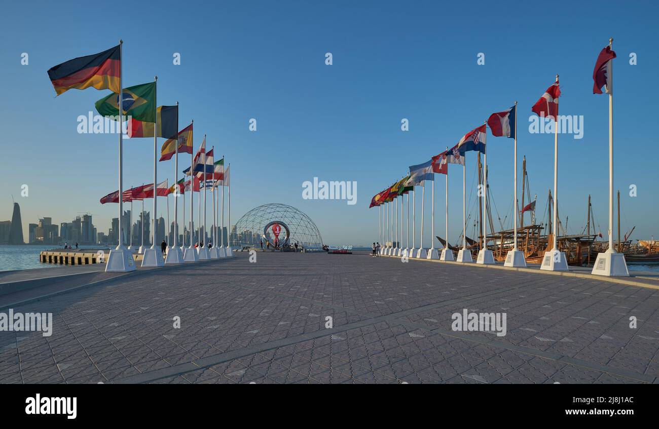 La coupe du monde de la FIFA Qatar 2022 horloge officielle du compte à rebours au pittoresque Corniche Fishing Spot de Doha avec drapeaux des pays participants Banque D'Images