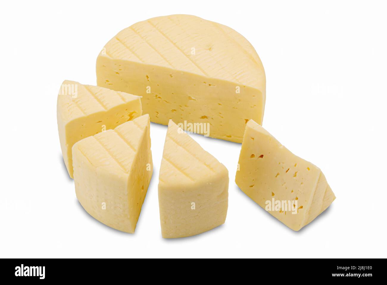 Caciotta italienne fraîche, une forme de fromage coupé en quartiers avec une tranche vers le haut. Isolé sur blanc Banque D'Images