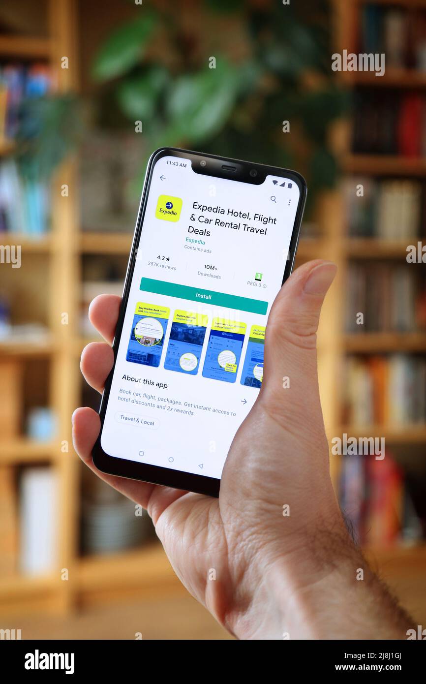 VARSOVIE, POLOGNE - 29 JANVIER 2021 : utilisateur installant l'application de réservation de voyage Expedia sur un système d'exploitation Android, le smartphone de marque Xiaomi. Banque D'Images