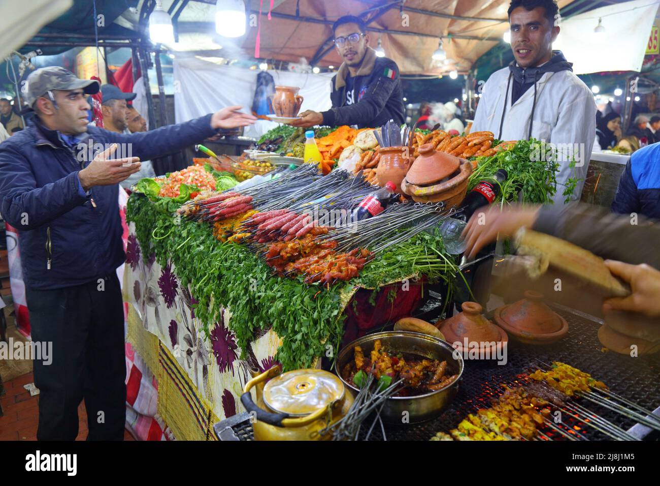 MARRAKECH, MAROC - 20 FÉVRIER 2022 : vendeurs d'aliments au marché de la place Jemaa el-Fnaa de Marrakech. La place est classée comme chef-d'œuvre d'Intang au patrimoine mondial de l'UNESCO Banque D'Images