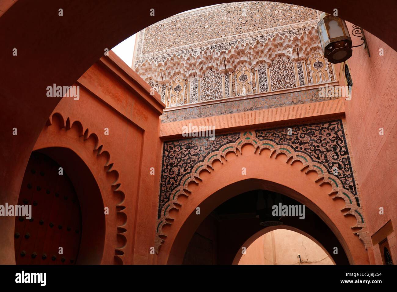 Médina (vieille ville) de Marrakech, Maroc. Détails de l'historique Ben Youssef Madrasa et de la mosquée. Banque D'Images