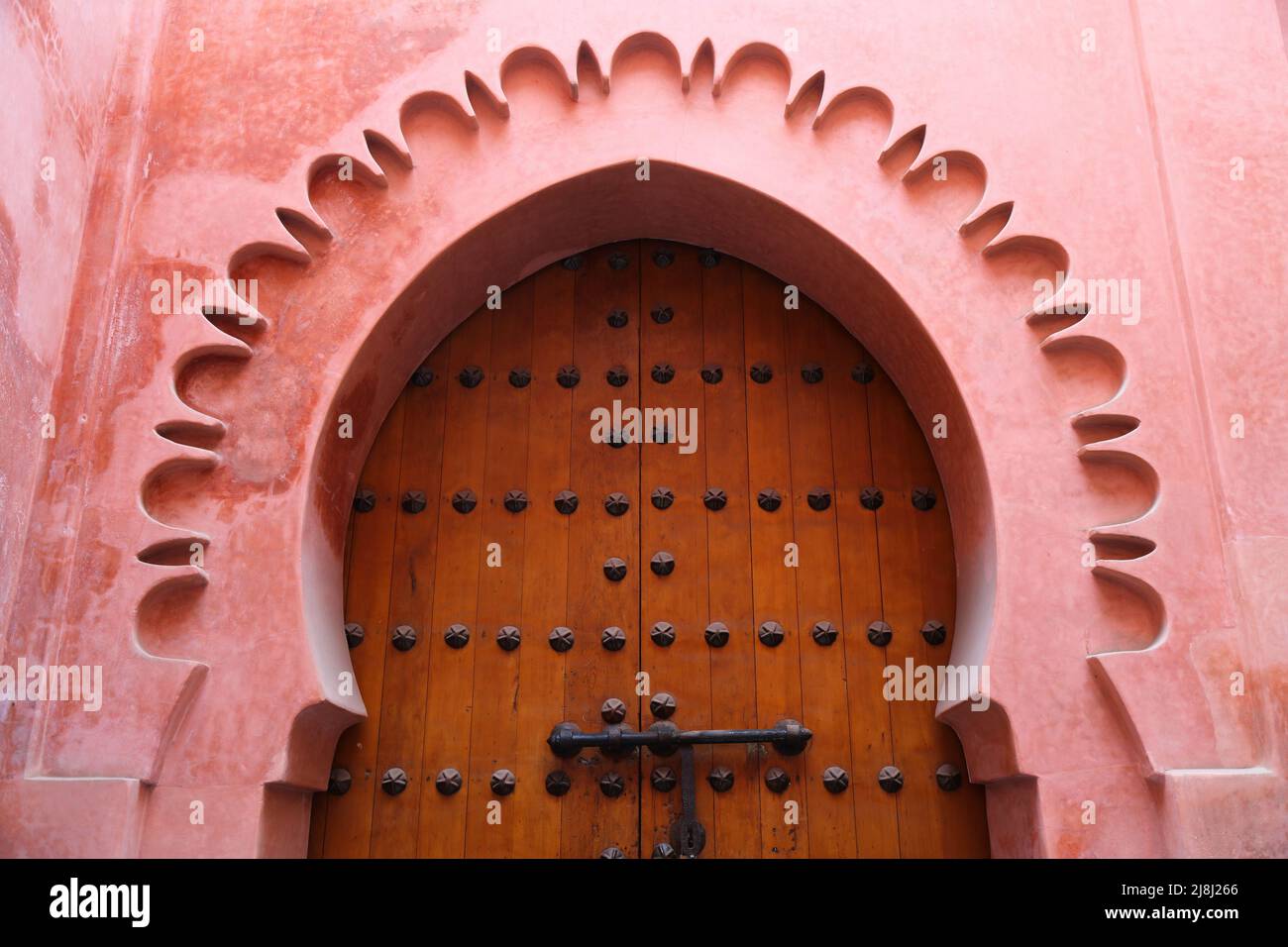 Médina (vieille ville) de Marrakech, Maroc. Porte à la mosquée et à la ville historique de Ben Youssef Madrasa. Banque D'Images