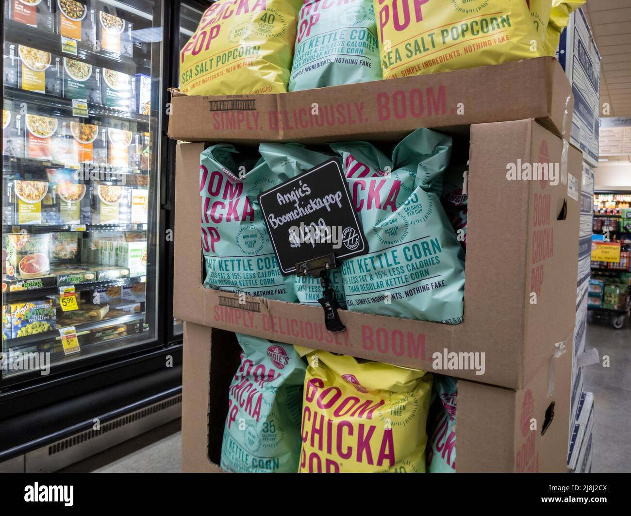 Woodinville, WA USA - vers mai 2022 : gros plan incliné des encas pop-corn Boom Chicka d'Angie dans une épicerie fraîche du nord-ouest de Haggen. Banque D'Images