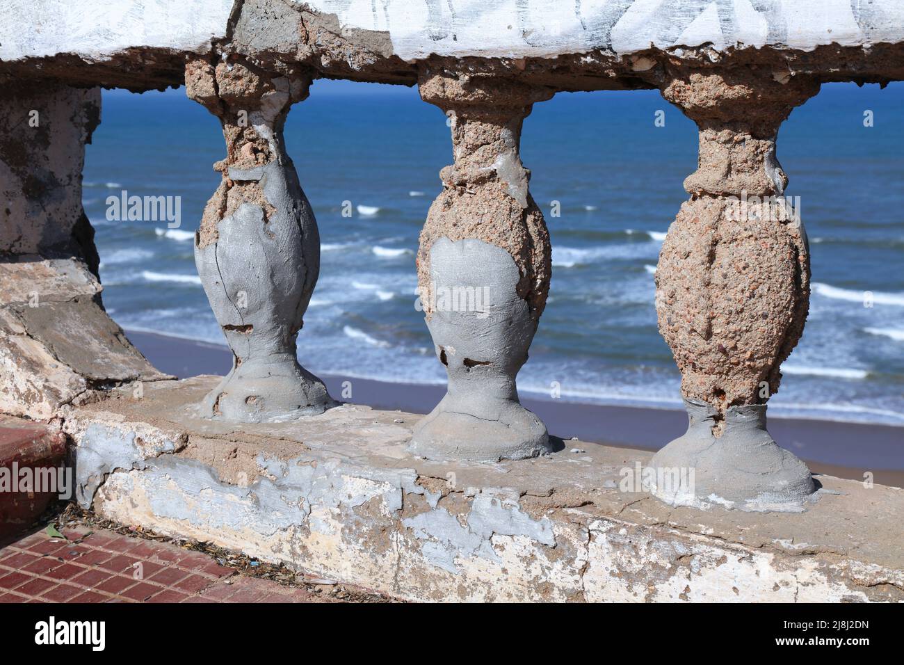 Dégâts d'écaillage dans le béton armé dans des conditions d'air salin humide en bord de mer. Côte Atlantique et côte Pacifique problème : détérioration du béton des barres d'armature rouillées. Banque D'Images