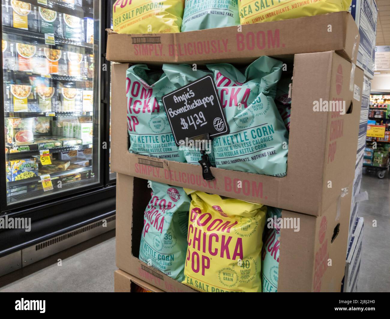 Woodinville, WA USA - vers mai 2022 : gros plan incliné des encas pop-corn Boom Chicka d'Angie dans une épicerie fraîche du nord-ouest de Haggen Banque D'Images