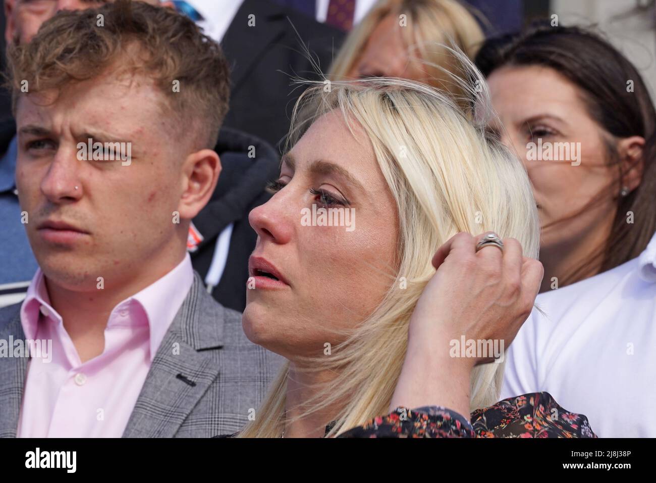 Patrick Davies, fils du PCSO Julia James, et la fille Bethan Coles, à l'extérieur de la cour de la Couronne de Canterbury, dans le Kent, où Callum Wheeler, 22 ans, a été reconnu coupable du meurtre de l'agent de soutien communautaire de la police. Le PCSO, âgé de 53 ans, a été retrouvé mort à Ackholt Wood près de sa maison à Snowdown, dans le Kent, le 27 avril. Date de la photo: Lundi 16 mai 2022. Banque D'Images