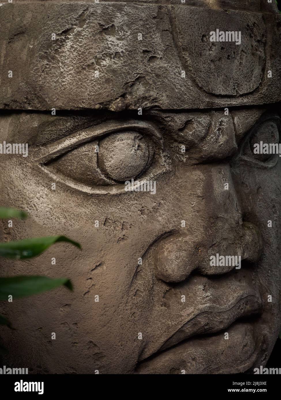 Sculpture d'Olmec sculptée en pierre. Symbole Maya - statue de la tête de la grande pierre dans une jungle Banque D'Images