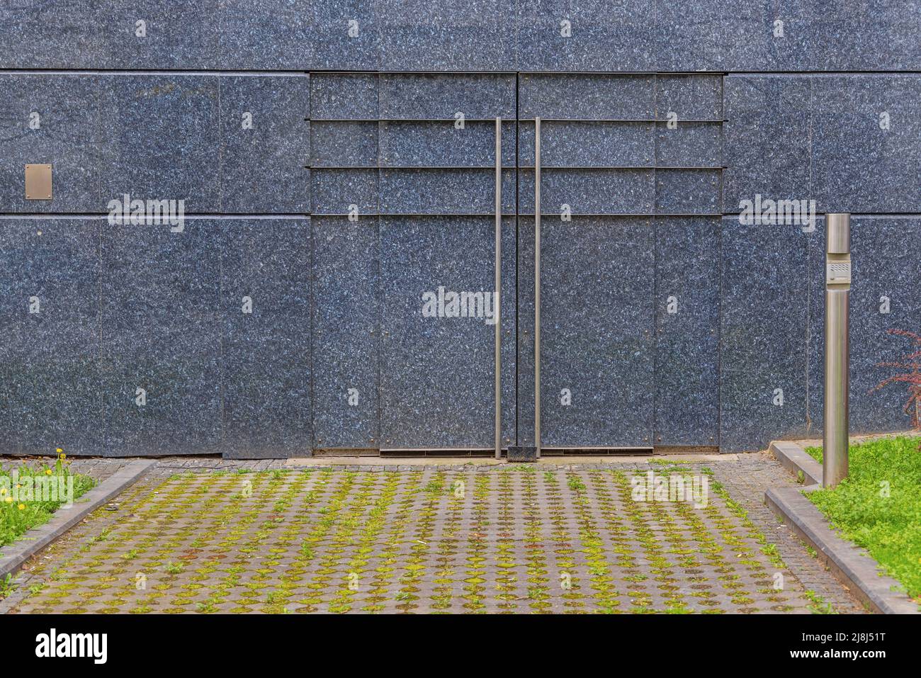 Portes de garage cachées entrée secrète dans un mur en marbre Banque D'Images