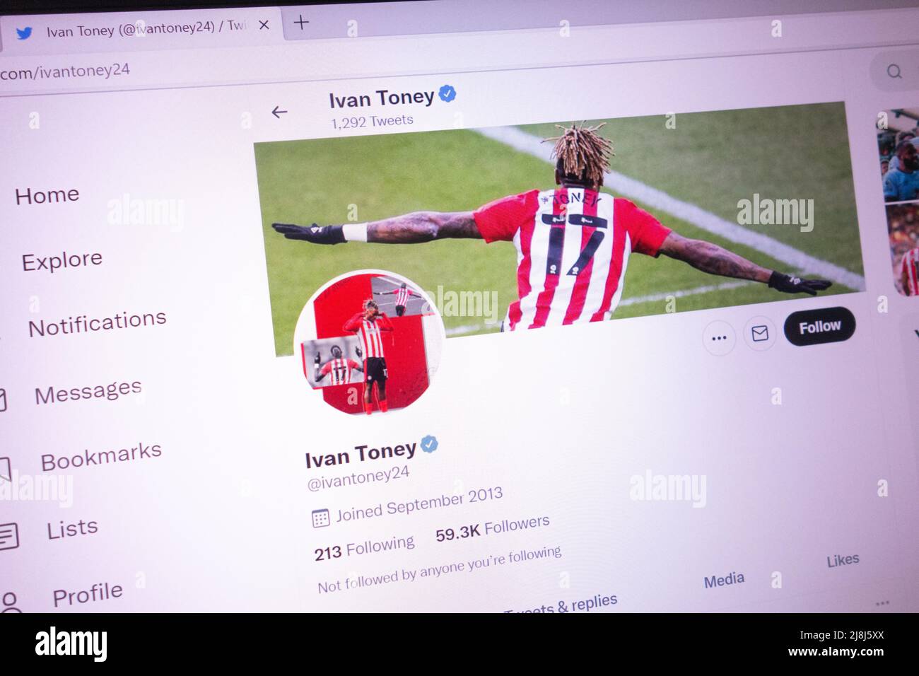 KONSKIE, POLOGNE - 14 mai 2022 : compte officiel Twitter Ivan Toney affiché sur l'écran de l'ordinateur portable Banque D'Images