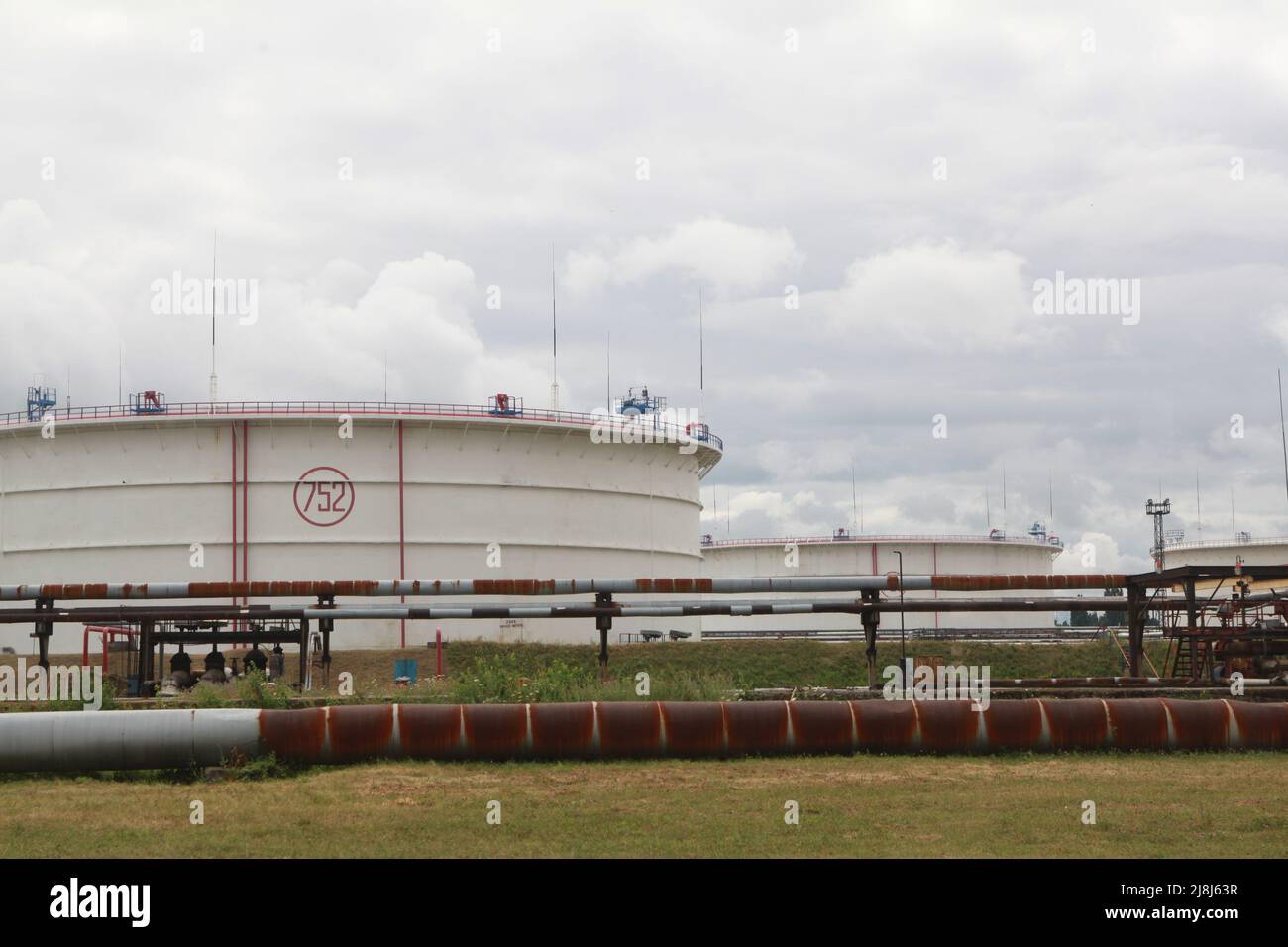 En Ukraine, la raffinerie UkrTatNafta, basée à Kremenchug en nameplate340 000 (lately100 000b/j), est codétenue par le privé UkrTatNafta et le producteur de combustibles primaires de l'État. Banque D'Images