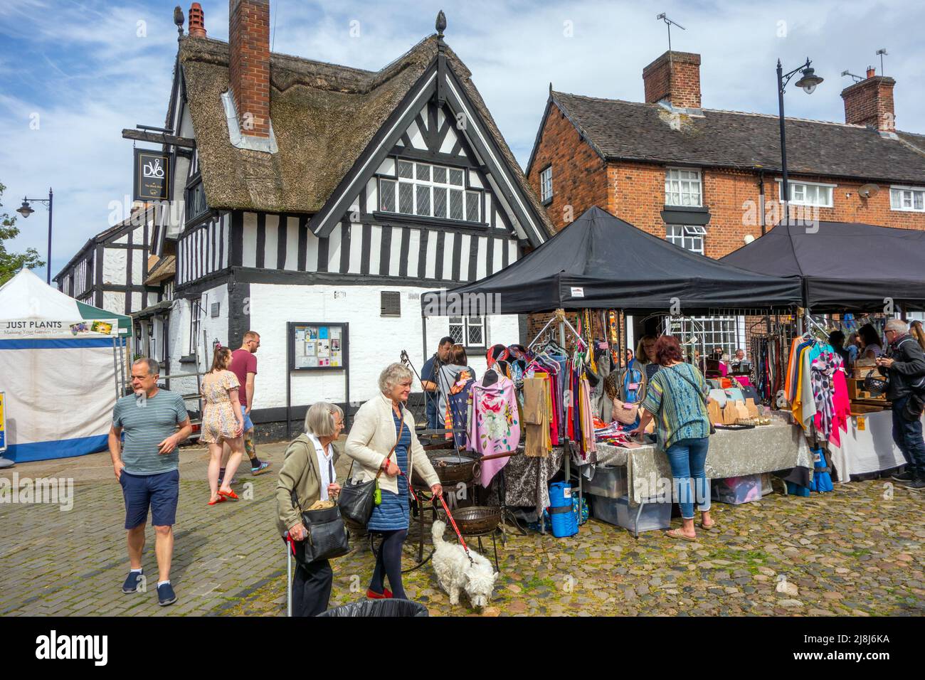 Les gens à l'extérieur de l'auberge Black Bear au marché des producteurs agricoles dans l'ancienne place du marché de Cheshire ville de Sandbach Angleterre Banque D'Images